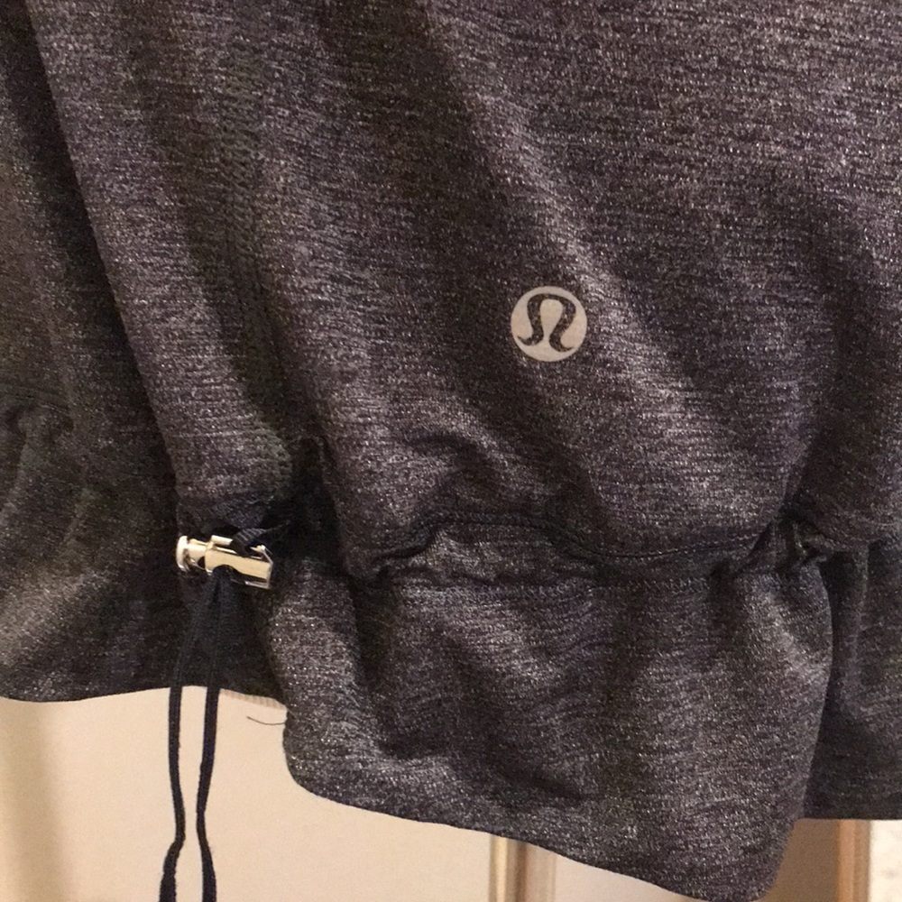 Lululemon tank with built in contrast bra. Sz 8 - Picture 4 of 8